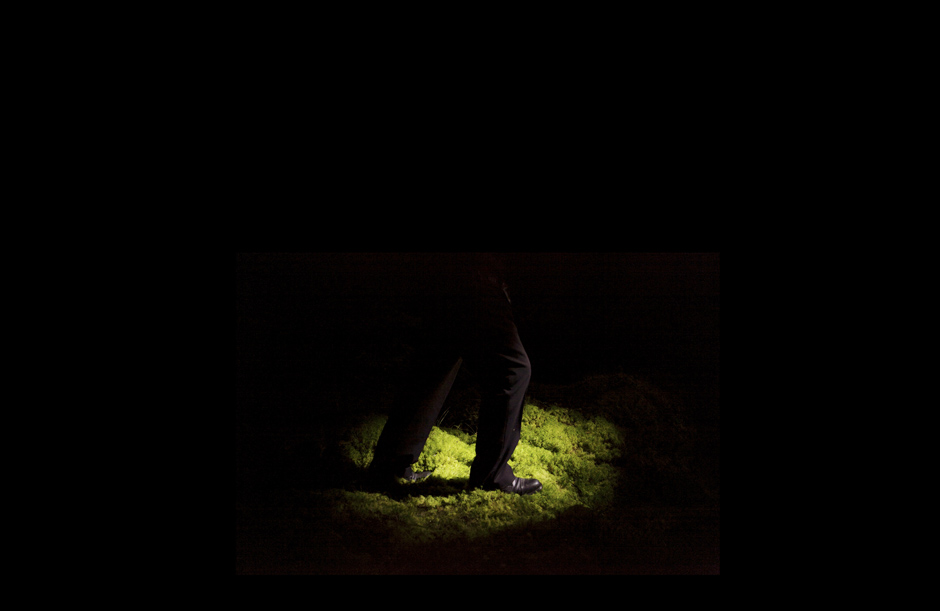 I Walk Alone In The Dark On My Own Familiar Island / Kuljen pimeässä omalla tutulla saarellani